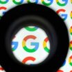 Le logo de Google à travers une loupe.