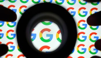 Le logo de Google à travers une loupe.