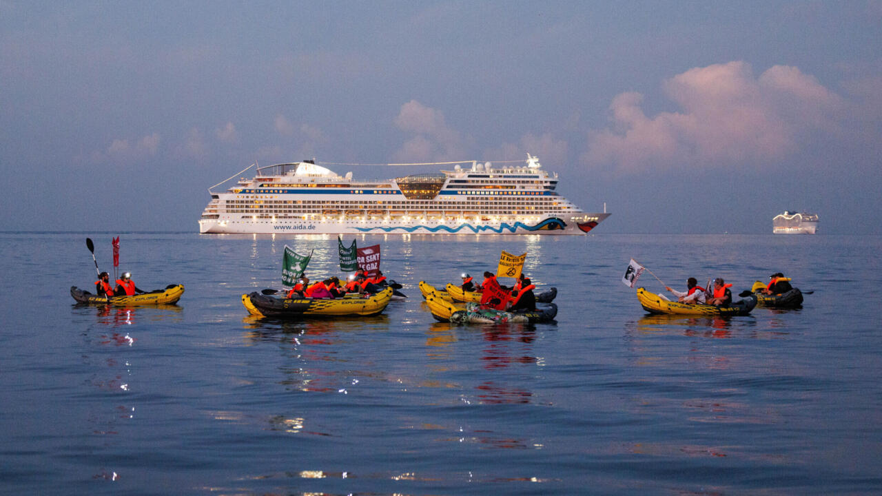 À Marseille, une action de blocage en mer contre la "pollution" des navires de croisières