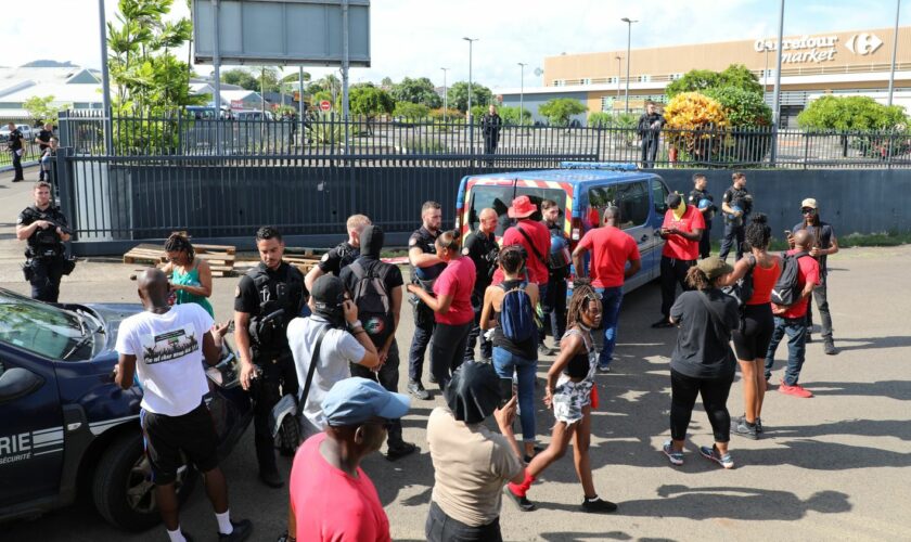 REPORTAGE. "Il faut stopper l'hémorragie des prix" : en Martinique, "l'armée du ruban rouge" bloque un supermarché pour dénoncer la vie chère