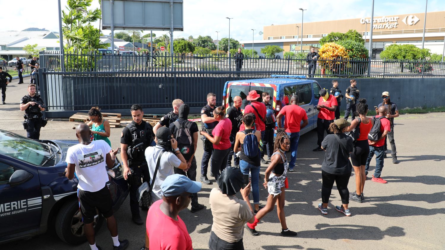 REPORTAGE. "Il faut stopper l'hémorragie des prix" : en Martinique, "l'armée du ruban rouge" bloque un supermarché pour dénoncer la vie chère