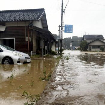 Au Japon, une personne est morte et sept sont portées disparues après des inondations