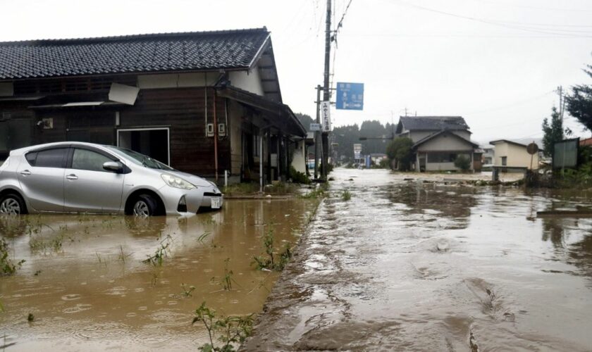 Au Japon, une personne est morte et sept sont portées disparues après des inondations