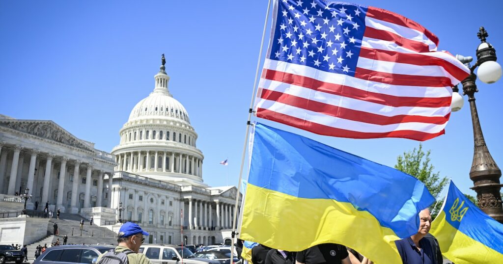 WASHINGTON DC, ETATS-UNIS - 20 AVRIL : Des partisans de l'Ukraine célèbrent après que la Chambre des représentants a adopté des projets de loi, y compris l'aide à l'Ukraine et à Israël, sur la colline du Capitole à Washington DC, Etats-Unis, le 20 avril 2024. Celal Gunes / Anadolu (Photo by Celal Gunes / ANADOLU / Anadolu via AFP)