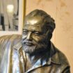 Naomi Wood raconte la vie du grand écrivain américain à travers ses histoires d'amour. Ici une sculpture d'Ernest Hemingway.