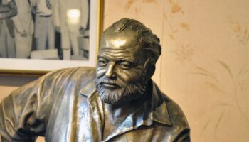 Naomi Wood raconte la vie du grand écrivain américain à travers ses histoires d'amour. Ici une sculpture d'Ernest Hemingway.