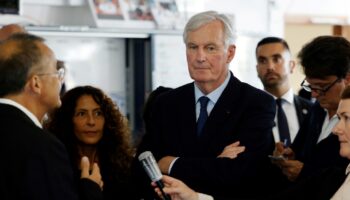 Le Premier ministre Michel Barnier (c) en visite au siège du SAMU de Paris, le 7 septembre 2024 à Paris