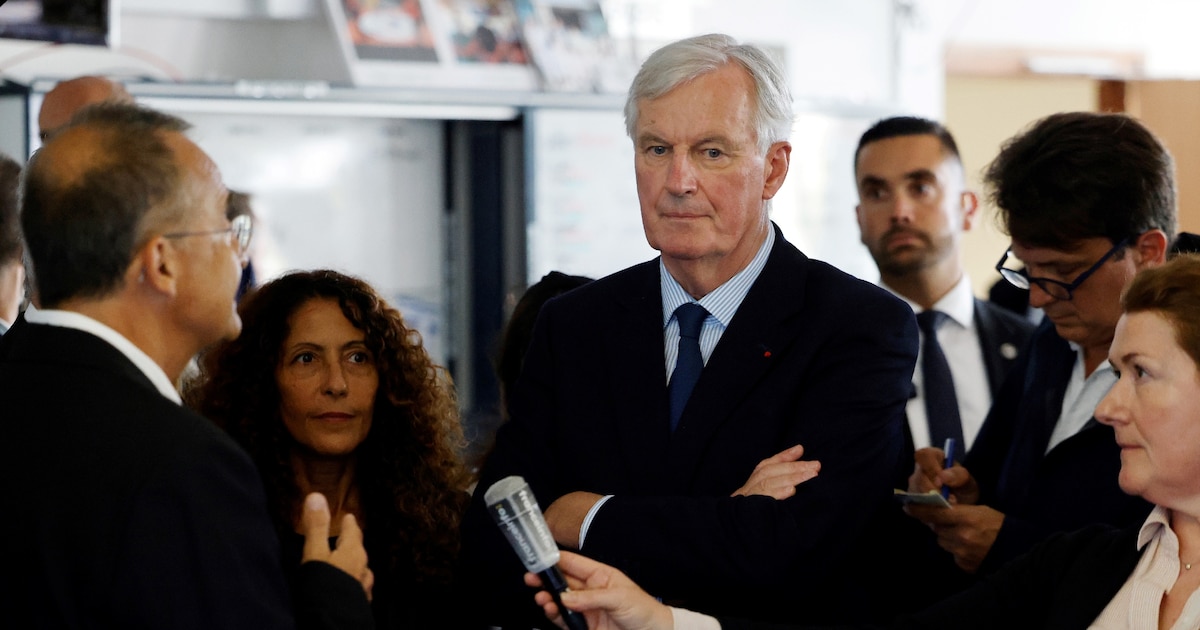 Le Premier ministre Michel Barnier (c) en visite au siège du SAMU de Paris, le 7 septembre 2024 à Paris