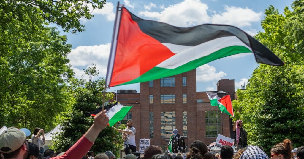 Une manifestations d'étudiants propalestiniens à l'université George Washington, à Washington DC, le 1er mai 2024