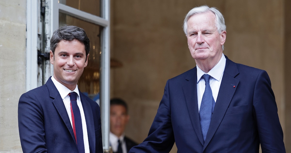 Le nouveau Premier ministre Michel Barnier (D) sur le perron de l'hôtel Matignon avec son prédécesseur Gabriel Attal le 5 septembre 2024 à Paris