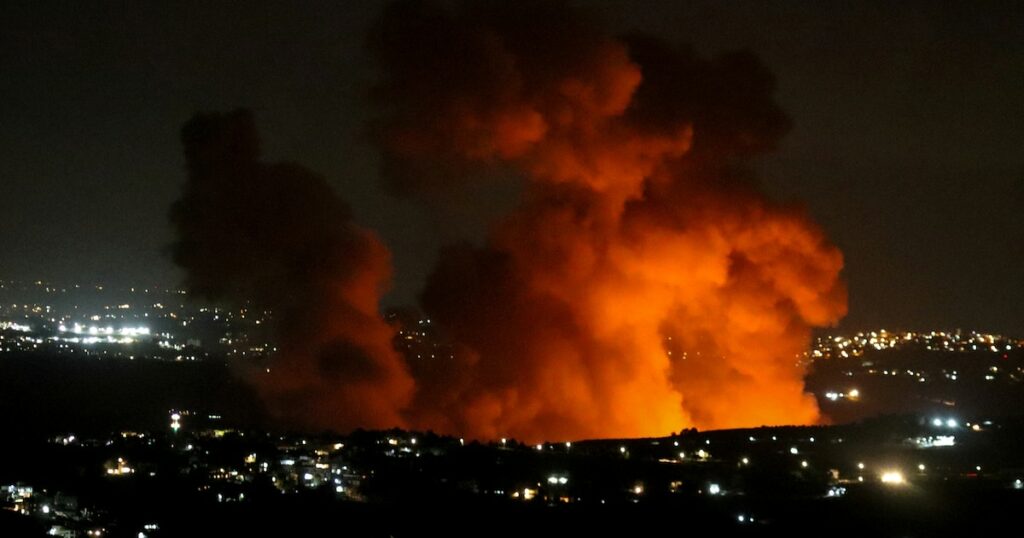 Un nuage de fumée s'élève de la région de Zawtar dans le sud du Liban après une frappe israélienne, le 21 septembre 2024