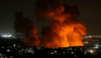 Un nuage de fumée s'élève de la région de Zawtar dans le sud du Liban après une frappe israélienne, le 21 septembre 2024