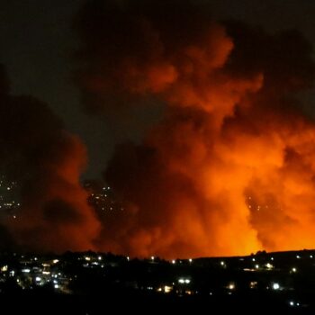 Un nuage de fumée s'élève de la région de Zawtar dans le sud du Liban après une frappe israélienne, le 21 septembre 2024