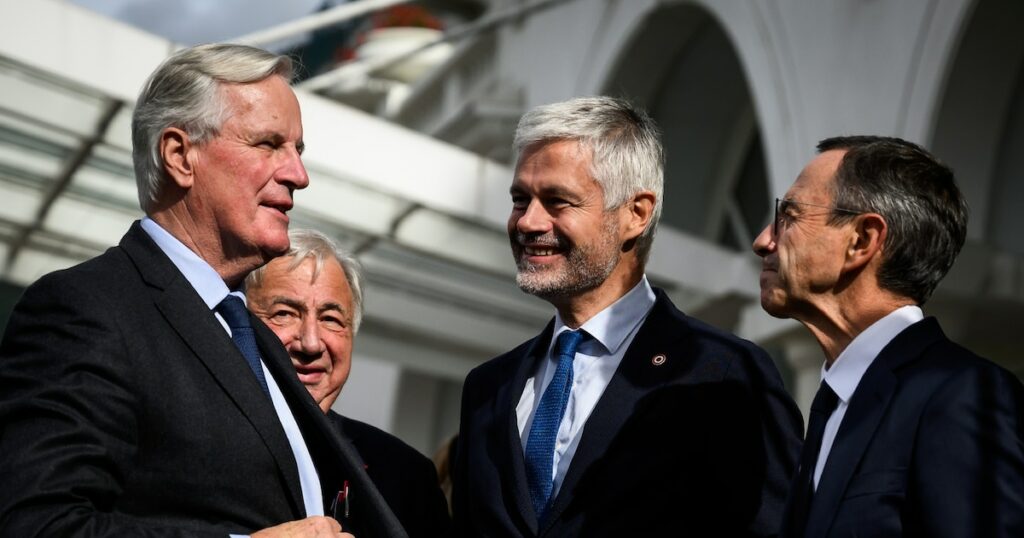 Le Premier ministre Michel Barnier (1er g), en compagnie du président du Sénat Gérard Larcher (2e g), de Laurent Wauquiez (c) et Bruno Retailleau (d), pressenti place Beauvau, à Annecy le 12 septembre 2024