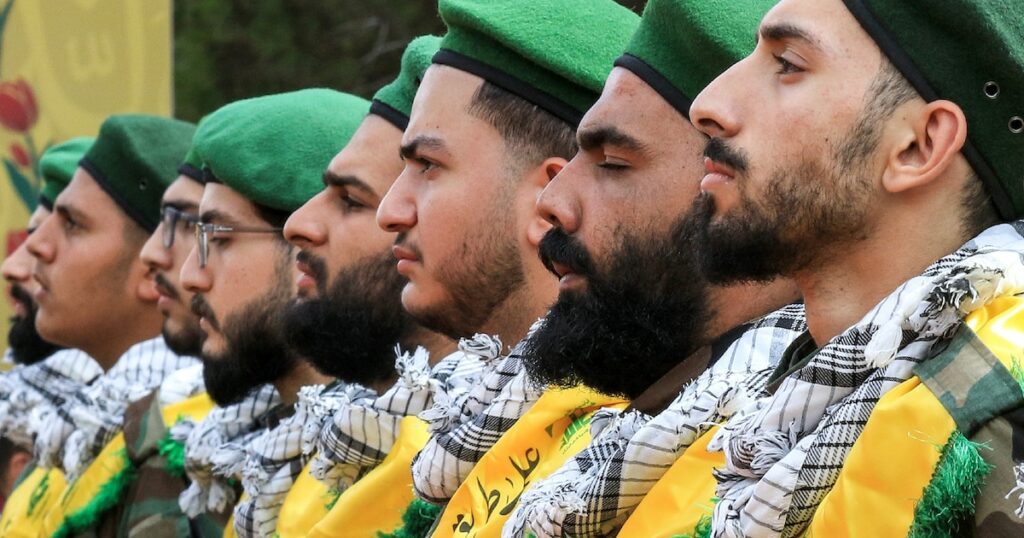 Des membres du Hezbollah assistent aux funérailles d'un des leurs tué la veille par l'explosion d'un bipeur, le 19 septembre 2024 à Tyr, dans le sud du Liban