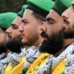 Des membres du Hezbollah assistent aux funérailles d'un des leurs tué la veille par l'explosion d'un bipeur, le 19 septembre 2024 à Tyr, dans le sud du Liban