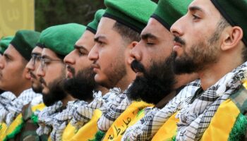 Des membres du Hezbollah assistent aux funérailles d'un des leurs tué la veille par l'explosion d'un bipeur, le 19 septembre 2024 à Tyr, dans le sud du Liban