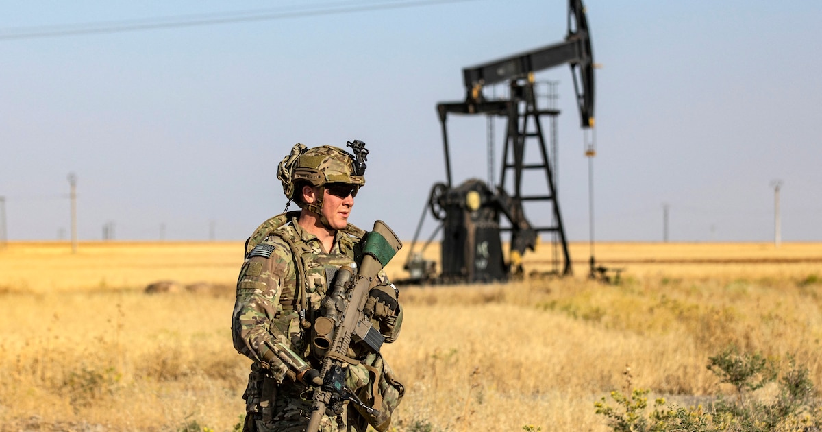 Un soldat américain patrouille près d'un puits de pétrole à al-Qahtaniyah dans la province de Hasakah au nord-est de la Syrie, près de la frontière avec la Turquie, le 14 juin 2023.