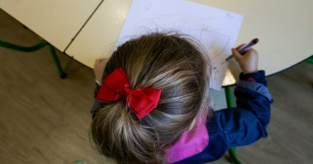 Une fillette photographiée dans une classe au Portugal.