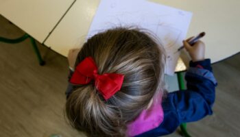 Une fillette photographiée dans une classe au Portugal.