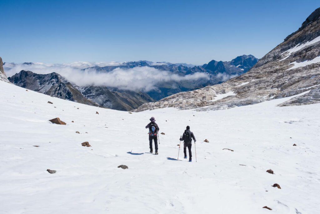 « Mes petits-enfants ne verront jamais l’Ossoue » : dans les Pyrénées, les glaciologues au chevet d’un géant blanc condamné