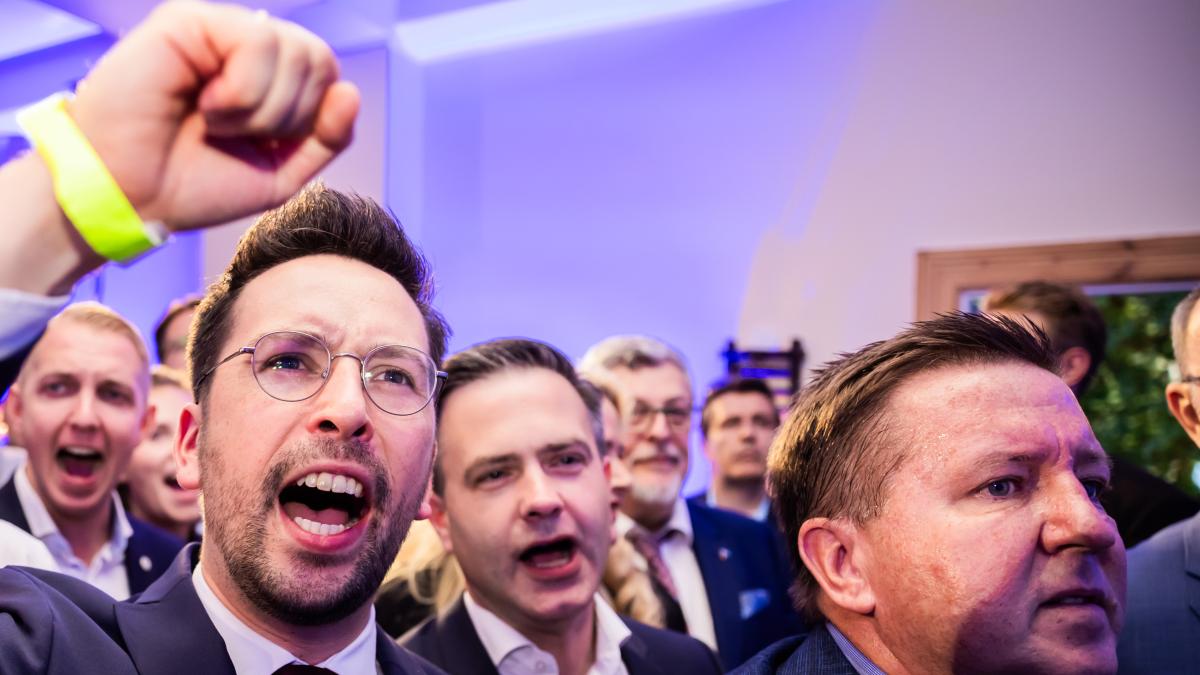 „Wir schieben sie alle ab“ – AfD-Anhänger grölen Song auf Wahlparty