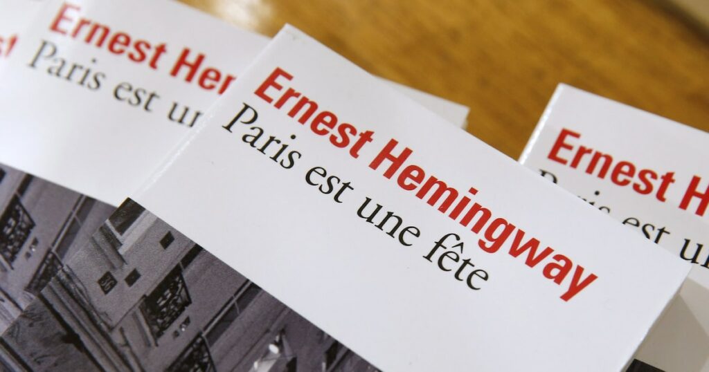 Photo prise le 20 novembre 2015 à Paris du livre "Paris est une fête" d'Ernest Hemingway