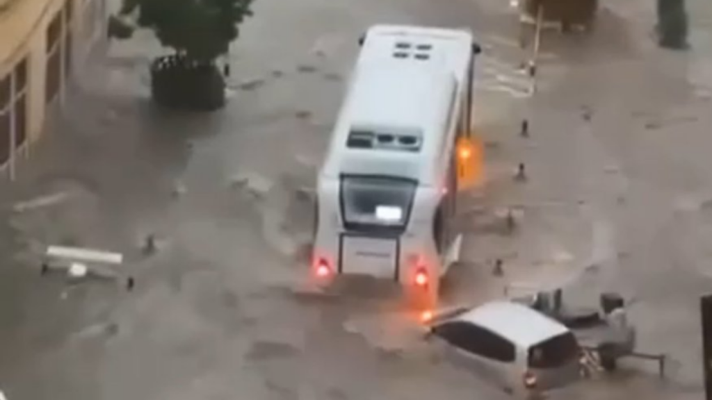 Inondations à Cannes : les voitures flottent dans des rues devenues torrents à cause d’un déluge