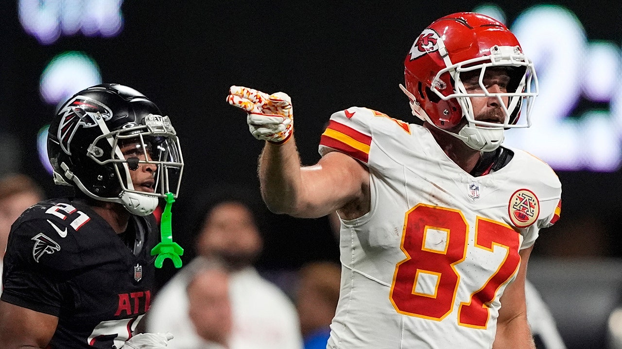 Taylor Swift fans worry for Travis Kelce as he looks downcast during game