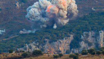 De la fumée s'élève du secteur de Marjayoun, dans le sud du Liban près de la frontière avec Israël, après une frappe israélienne, le 23 septembre 2024