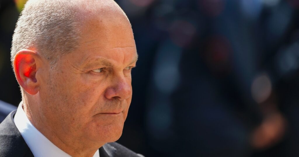 Le chancelier allemand Olaf Scholz à une cérémonie de dépôt de gerbes pour les victimes d'une attaque meurtrière au couteau à Solingen, dans l'ouest de l'Allemagne, le 1er septembre 2024