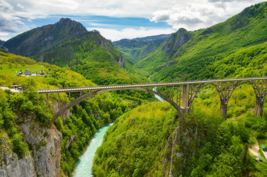 Ce canyon aux eaux turquoise est l'un des plus beaux du monde. A 3 heures de Paris, il est encore peu connu des touristes