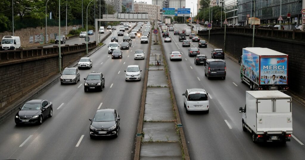 L'Etat "ne validera pas" fin 2024 la limitation à 50 km/h sur le périphérique parisien voulue par la mairie de Paris après les Jeux olympiques, annonce le ministre des Transports, Clément Beaune