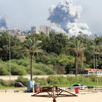 L'armée israélienne a indiqué avoir ciblé lundi plus de 300 sites du Hezbollah au Liban, où le mouvement islamiste tire des roquettes sur le territoire israélien.