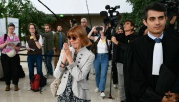 Gisèle Pelicot en compagnie d'une de ses avocats Stéphane Babonneau au tribunal d'Avignon le 17 septembre 2024