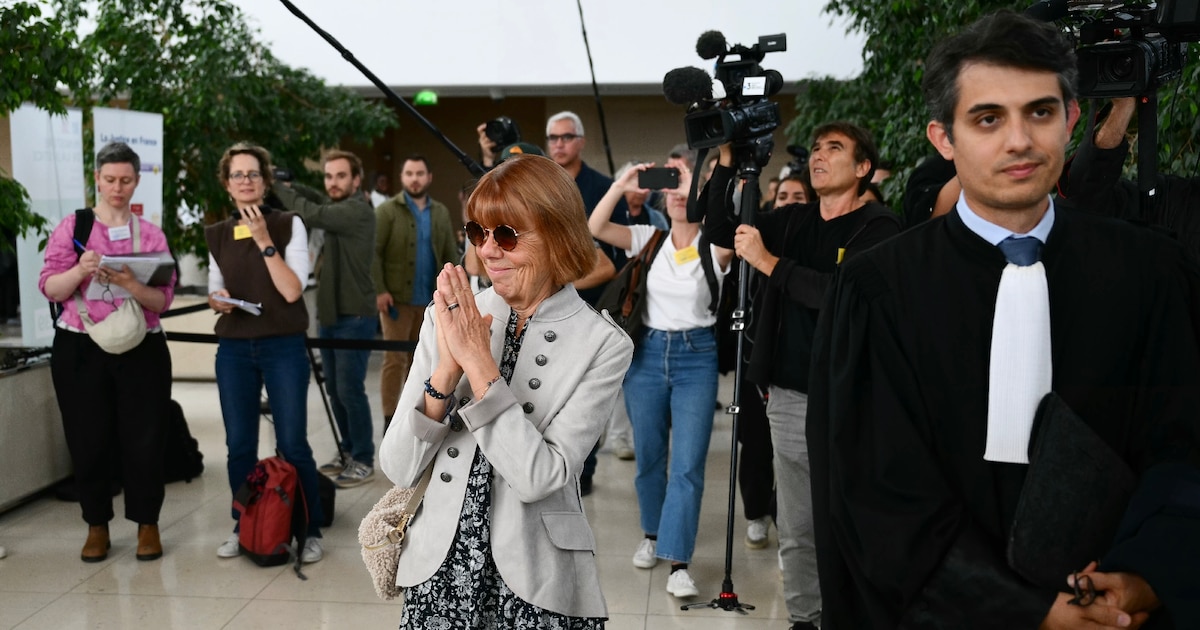 Gisèle Pelicot en compagnie d'une de ses avocats Stéphane Babonneau au tribunal d'Avignon le 17 septembre 2024