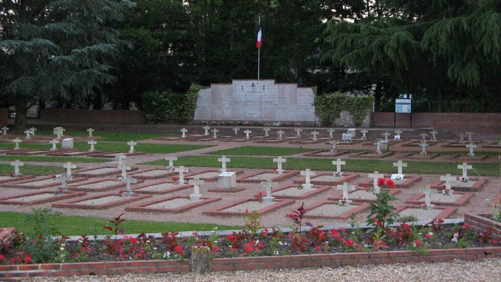 Loiret : des tags « Je suis Gaza » découverts sur une nécropole hommage à la Résistance