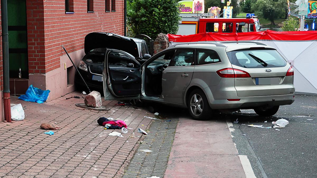 Auto fährt in Gruppe feiernder Menschen – Mehrere Leichtverletzte