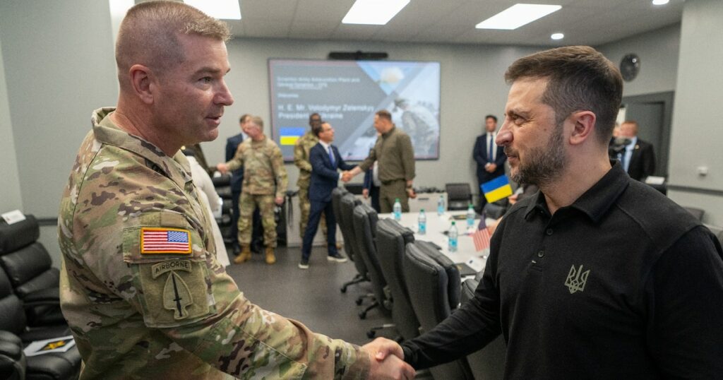 Photo publiée par l'armée américaine montrant le président ukrainien Volodymyr Zelensky (droite) serrant la main du major-général John T. Reim Jr. lors d'une visite d'une usine d'armement à Scranton, en Pennsylvanie, le 22 septembre 2024