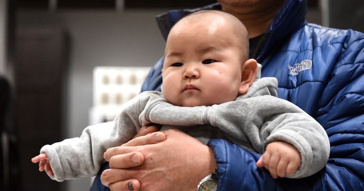 Pour désigner sa mère, un enfant chinois dit "mama". (ici, un enfant dans les bras de son père à Pékin).