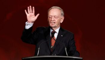 L'ancien Premier ministre du Canada, le libéral Jean Chrétien, a supprimé 55.000 postes de fonctionnaires entre 1993 et 2003