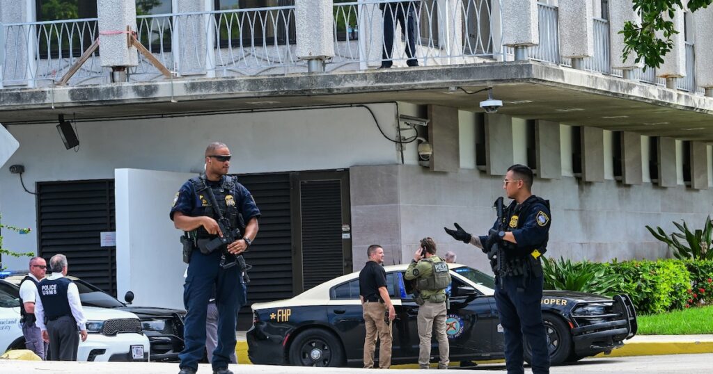 Des policiers et des forces de l'ordre montent la garde devant le tribunal pendant une audience sur la détention de Ryan Wesley Routh, soupçonné d'une tentative d'assassinat sur l'ancien président américain Donald Trump, à West Palm Beach, en Floride, le 23 septembre 2024