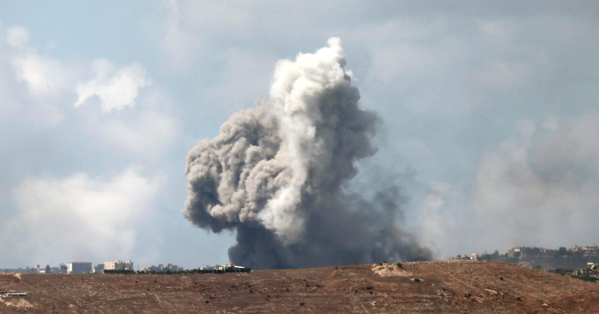 Photo prise depuis le nord d'Israël montrant de la fumée s'élever du sud du Liban après des frappes israéliennes, le 23 septembre 2024