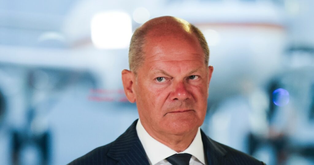 Le chancelier allemand Olaf Scholz le 1er août 2024 à l'aéroport international de Cologne