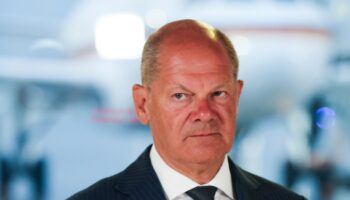 Le chancelier allemand Olaf Scholz le 1er août 2024 à l'aéroport international de Cologne