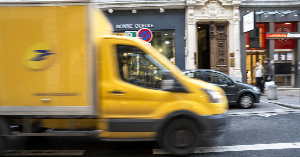 La Poste transportera des colis par bateau sur la Seine dès 2026