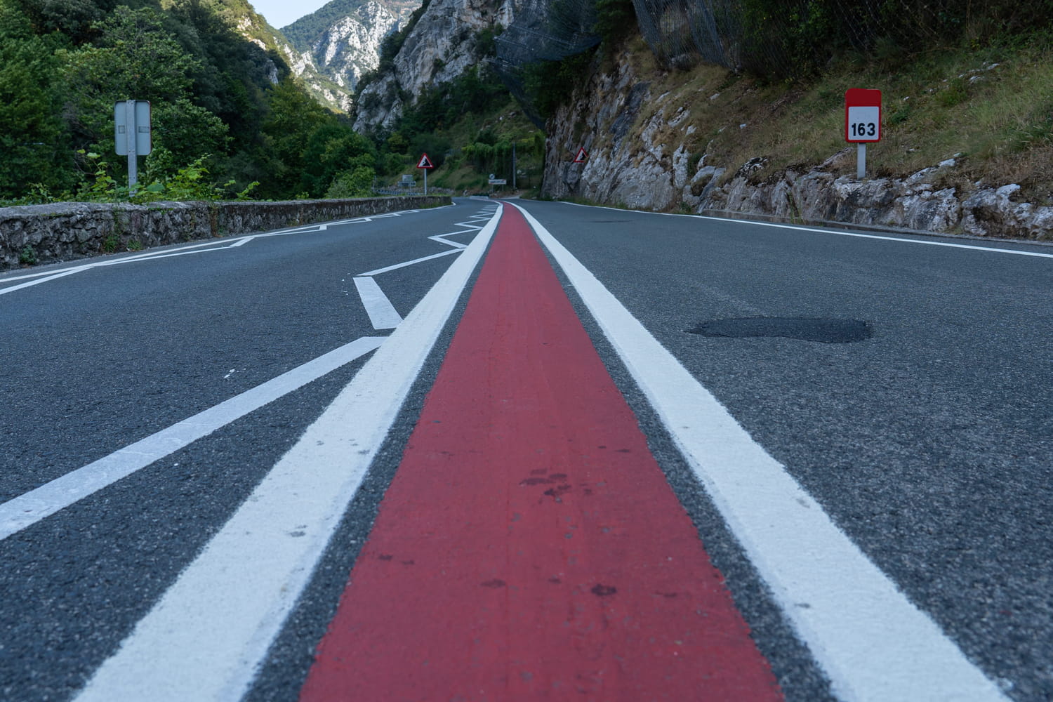 Une ligne rouge au milieu de la route – que signifie ce nouveau marquage au sol ?