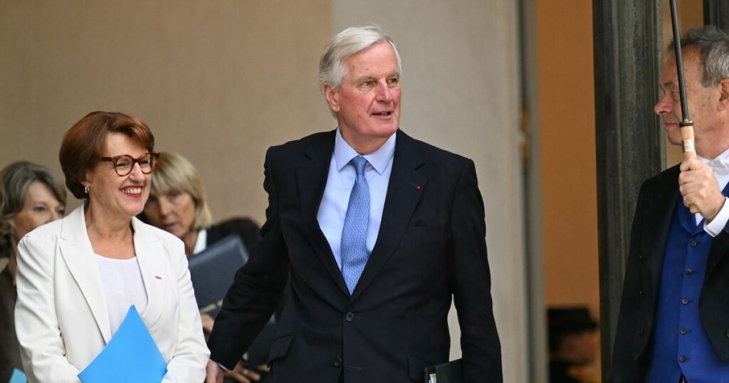 Michel Barnier quitte l'Elysée avec la ministre de l'Agriculture Annie Genevard, après le premier Conseil des ministres de son gouvernement, le 23 septembre 2024 QUITTE L4eLYS2E Le Premier MINISTRE