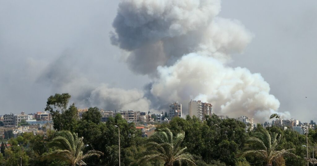 De la fumée s'élève dans le secteur du village de Bourj al-Chamali, visé par des frappes israéliennes dans le sud du Liban, le 23 septembre 2024