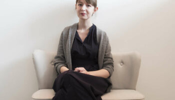 Sally Rooney livre avec “Intermezzo” un roman “ambitieux”, “troublant” et “étrange”